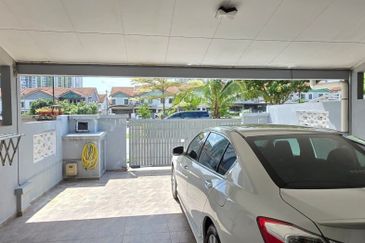 Facing Open Renovated Double Storey Taman Puncak Saujana Kajang For Sale