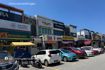 Bukit Raja 1.5 Storey Shoplot For Sale 🔥 4% ROI, Whole Row TENANTED - Facing Main Road & Good Traffic Volume!