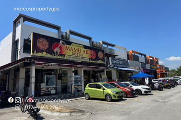 Bukit Raja 1.5 Storey Shoplot For Sale 🔥 4% ROI, Whole Row TENANTED - Facing Main Road & Good Traffic Volume!