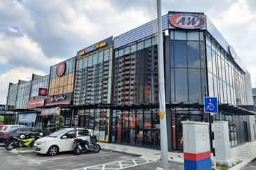 Bukit Raja Corner Shop, 1.5 Storey Shop 25 x 70 For Sale, at Hot Vibrant Area! Facing Main Road (Sell with Tenancy!)