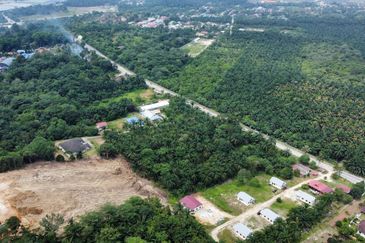 TANAH PERTANIAN (ZONING KEDIAMAN) UNTUK DIJUAL