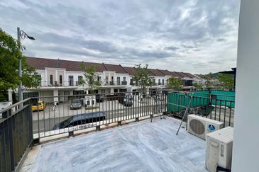 Monet Lily @ Sunsuria City