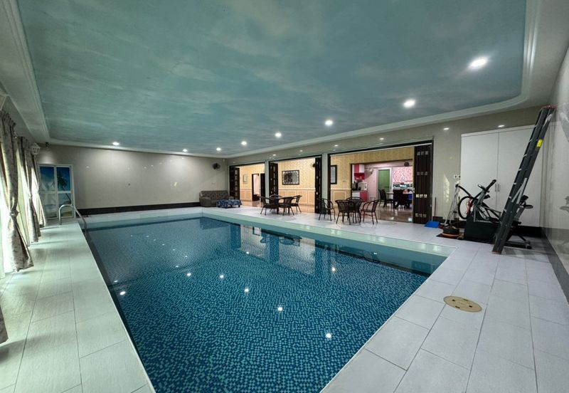 Extra-large Detached Bungalow with Land