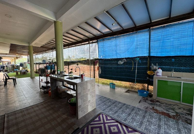 Extra-large Detached Bungalow with Land