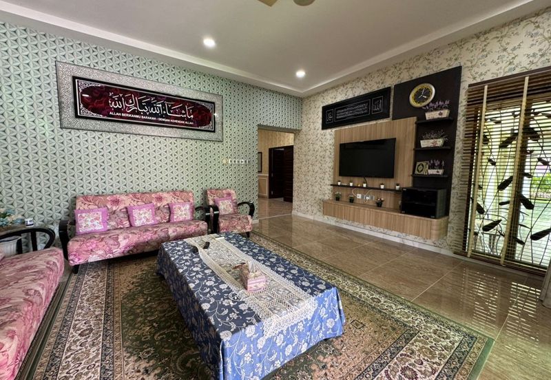 Extra-large Detached Bungalow with Land