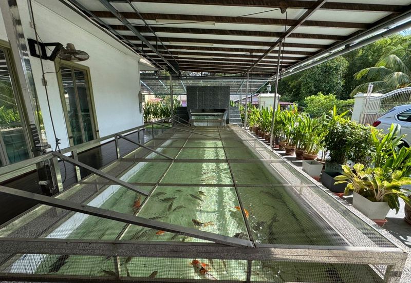 Extra-large Detached Bungalow with Land