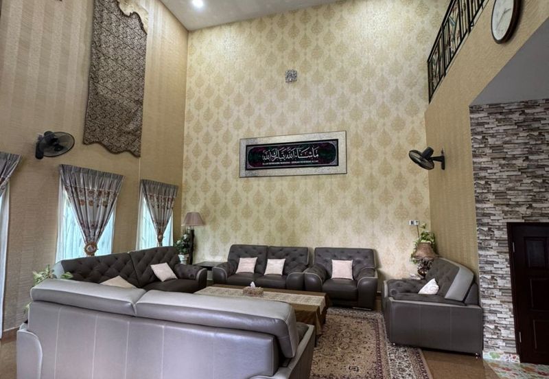 Extra-large Detached Bungalow with Land