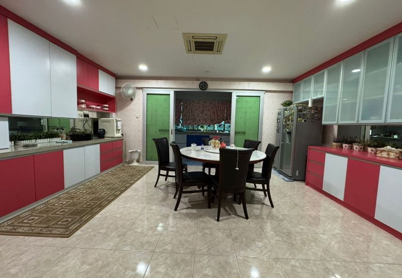 Extra-large Detached Bungalow with Land