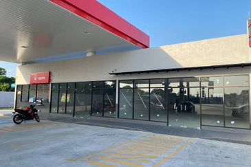 Banting Shoplot Space In Caltex Petrol Pump 