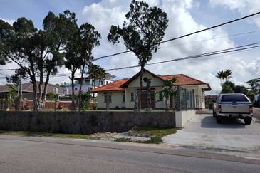 Kampung Stulang Laut