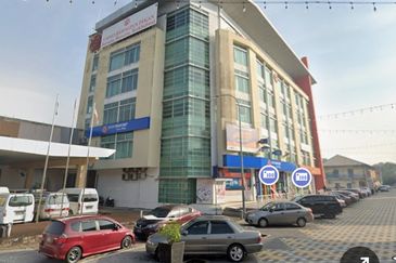 Taman Merdeka, Pekan Ground Floor Shop For Sale