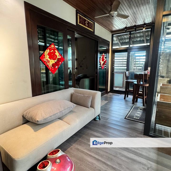 Bayu Villas Bukit Rimau, Shah Alam
Luxurious Renovation 
End Lot With Extra 20 Feets , Selangor, Shah Alam