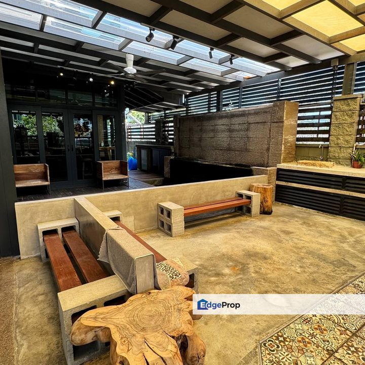 Bayu Villas Bukit Rimau, Shah Alam
Luxurious Renovation 
End Lot With Extra 20 Feets , Selangor, Shah Alam