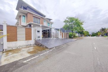 Putra Hill Residency