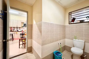 Jalan Timur @ Bandar Baru Enstek