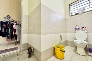 Jalan Timur @ Bandar Baru Enstek