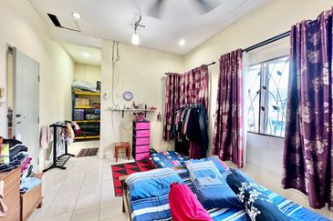 Jalan Timur @ Bandar Baru Enstek