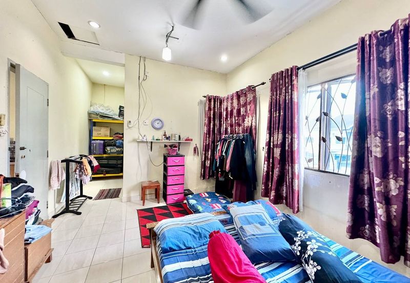 Jalan Timur @ Bandar Baru Enstek