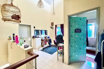 Jalan Timur @ Bandar Baru Enstek