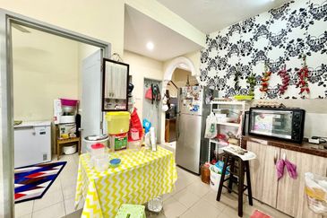 Jalan Timur @ Bandar Baru Enstek