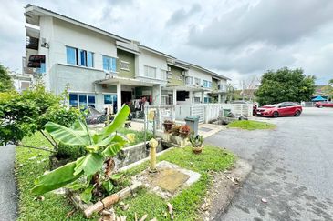 Jalan Timur @ Bandar Baru Enstek