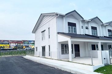 M Senyumia Salak Tinggi