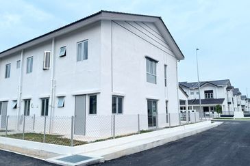 M Senyumia Salak Tinggi