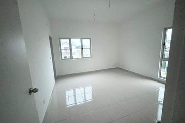 M Senyumia Salak Tinggi