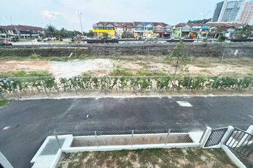 M Senyumia Salak Tinggi