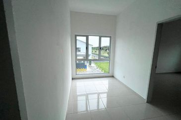 M Senyumia Salak Tinggi