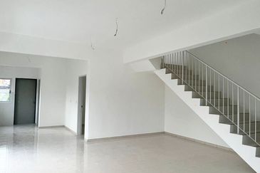 M Senyumia Salak Tinggi