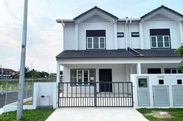 M Senyumia Salak Tinggi