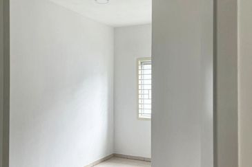 M Senyumia Salak Tinggi