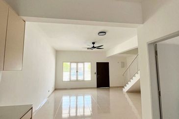 M Senyumia Salak Tinggi