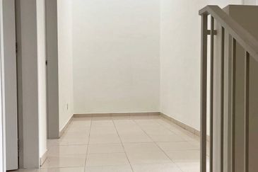 M Senyumia Salak Tinggi