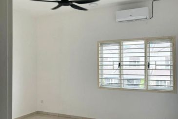 M Senyumia Salak Tinggi