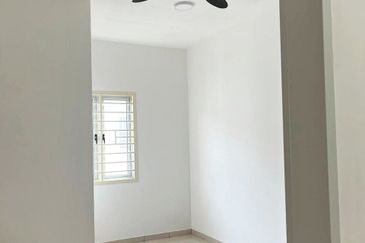 M Senyumia Salak Tinggi