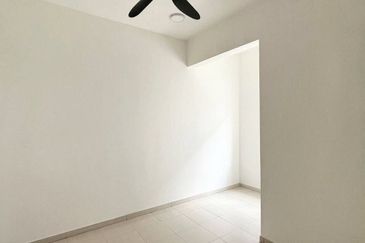 M Senyumia Salak Tinggi