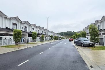 M Senyumia Salak Tinggi