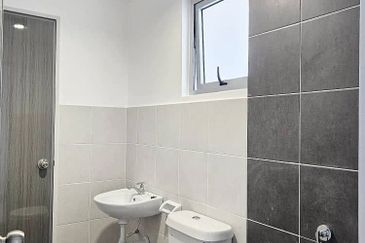 M Senyumia Salak Tinggi