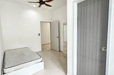 M Senyumia Salak Tinggi