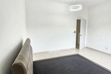 M Senyumia Salak Tinggi