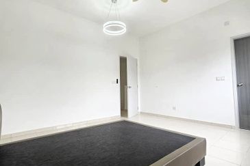 M Senyumia Salak Tinggi