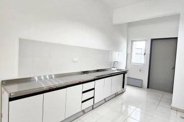 M Senyumia Salak Tinggi