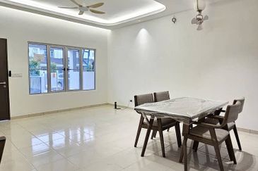 M Senyumia Salak Tinggi