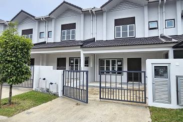 M Senyumia Salak Tinggi