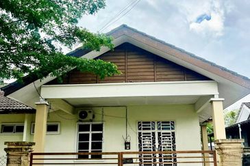 Taman Nuraini ( Kampung Nyior )