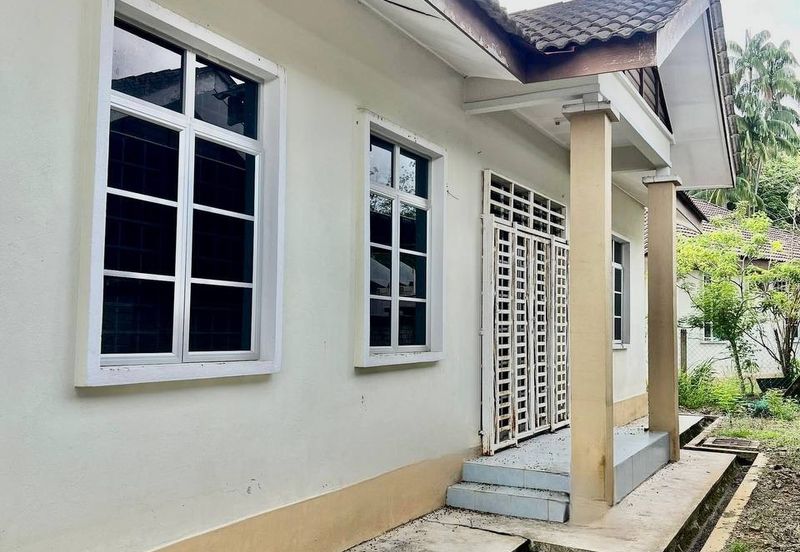 Taman Nuraini ( Kampung Nyior )