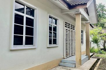 Taman Nuraini ( Kampung Nyior )