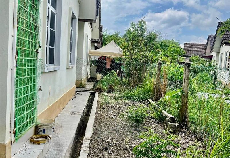 Taman Nuraini ( Kampung Nyior )